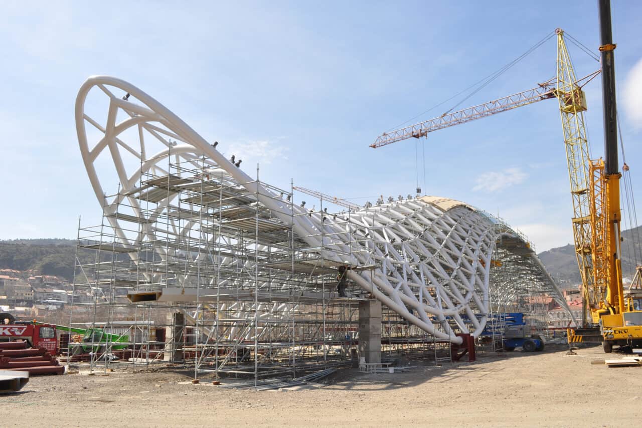 Vista cantiere di realizzazione Ponte della Pace di Tbilisi - Georgia