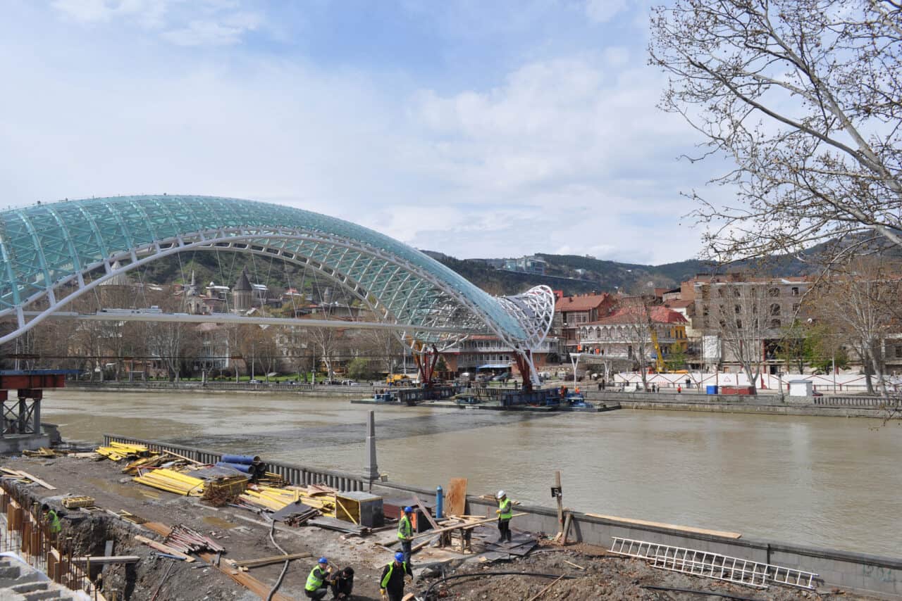 Posizionamento finale Ponte della Pace di Tbilisi - Georgia sulle due sponde del fiume