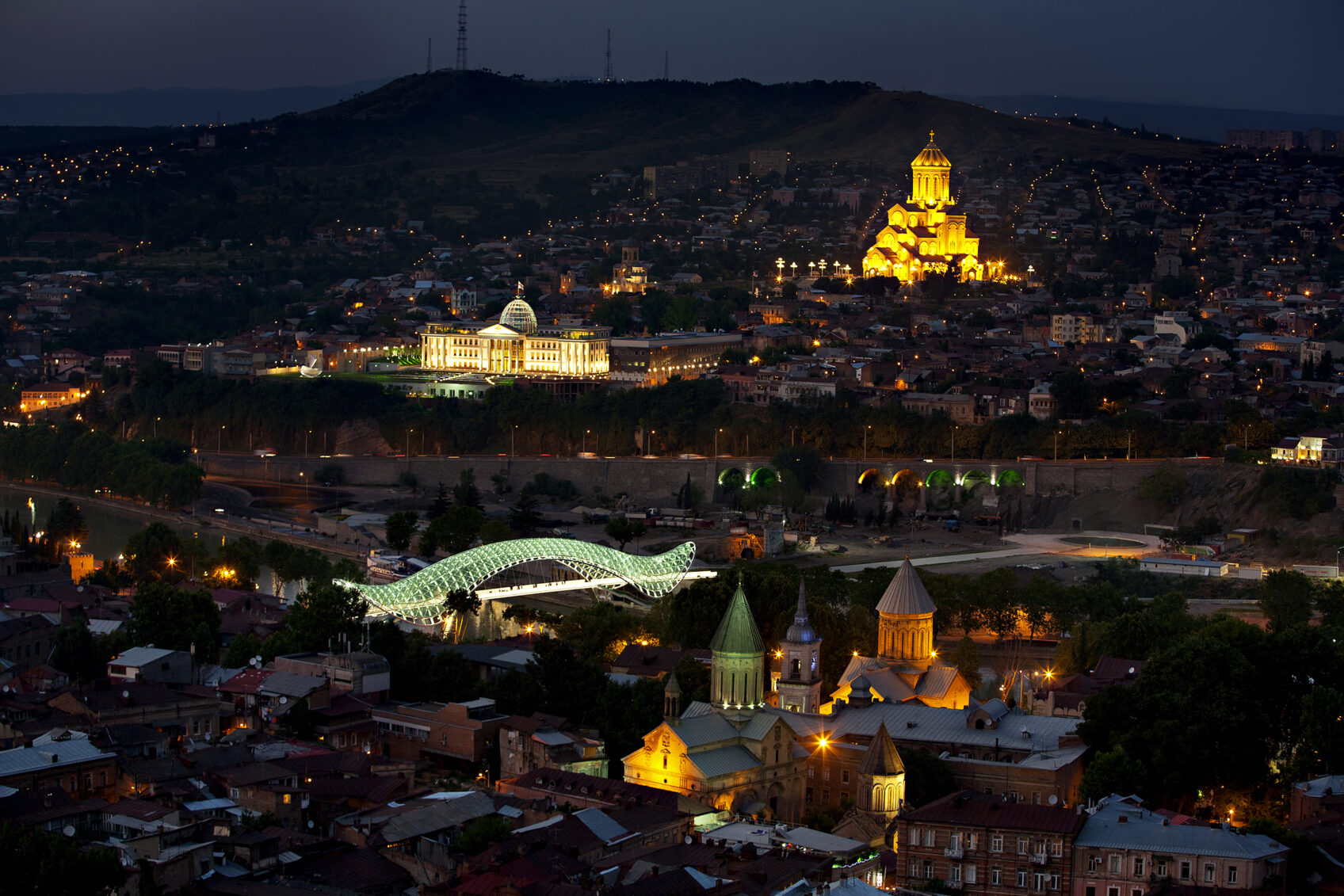 Panorama notturno di Tbilisi Georgia con Ponte della Pace