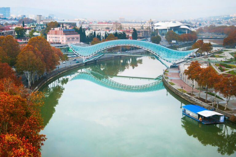 Vista panoramica Ponte della Pace sul fiume Mtkvari di Tbilisi - Georgia