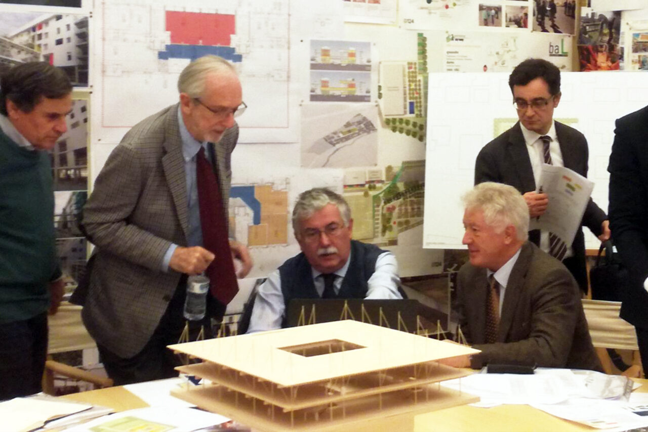 Gruppo di lavoro G124 di Renzo Piano intorno a modellino della Scuola Modello di Sora
