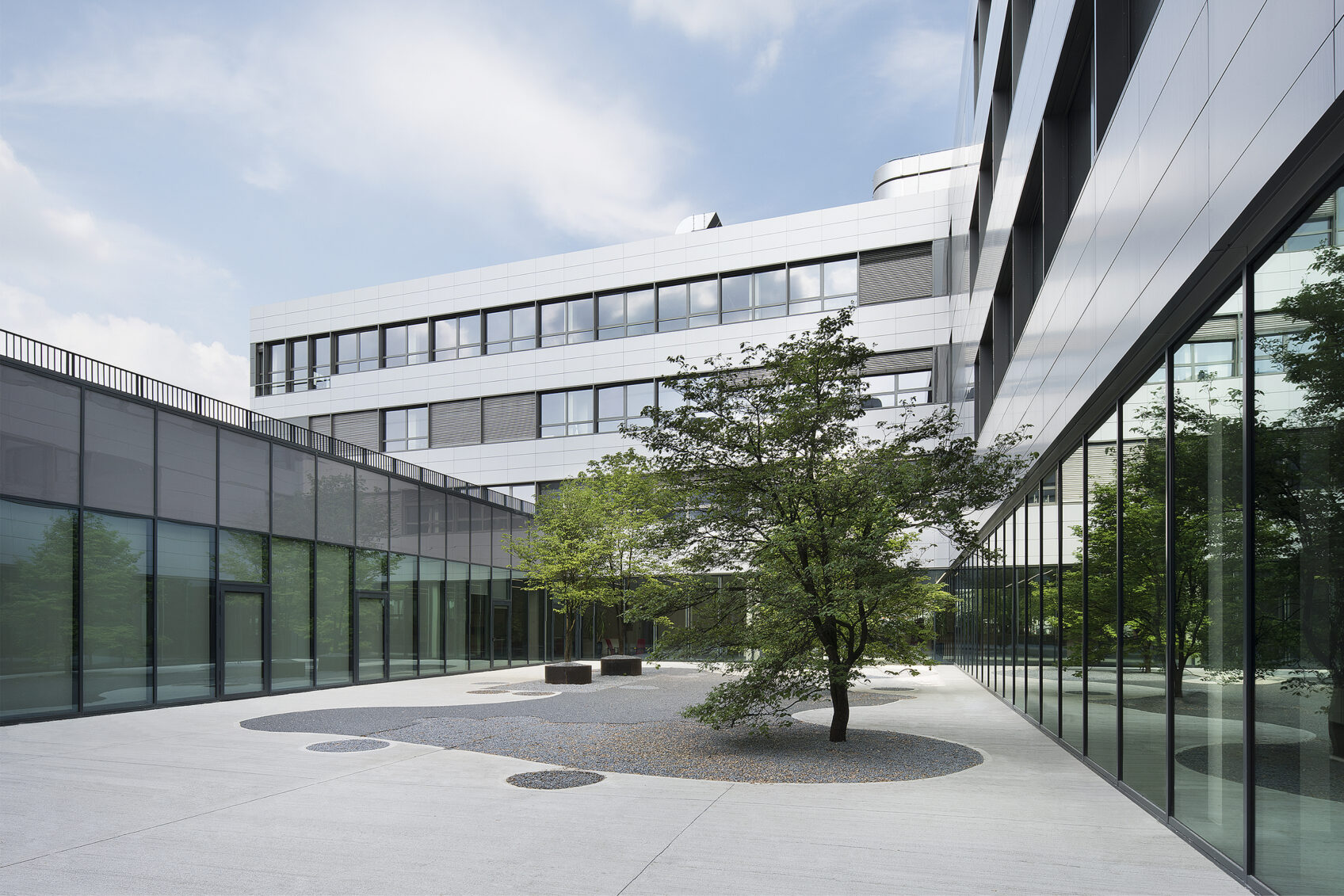 Courtyard new Siemens Italia headquarters in Milan