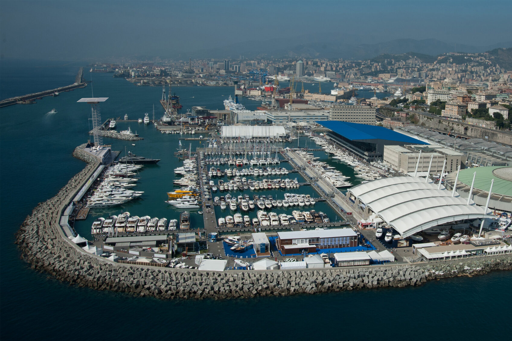 Vista dall'alto della nuova torre dei Piloti e della darsena presso il porto di Genova