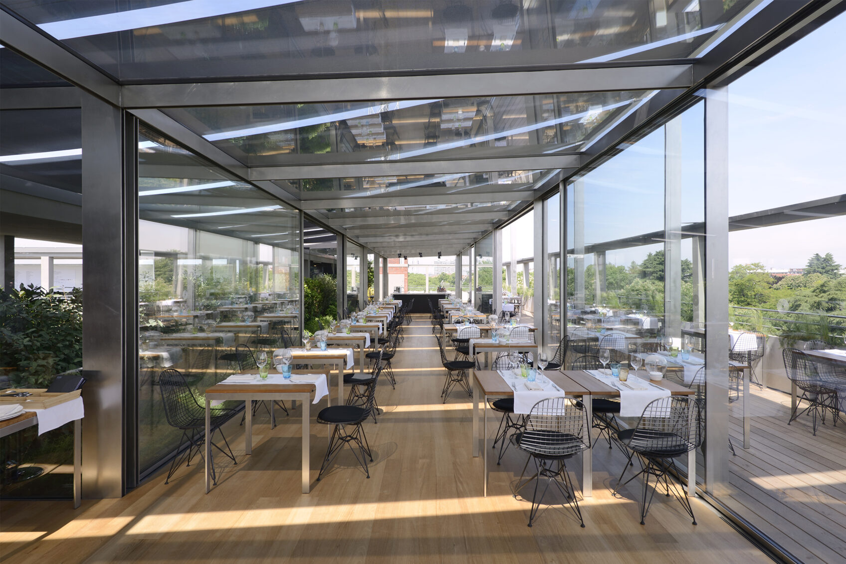 Tavoli presso il ristorante sulla Terrazza Panoramica del Palazzo dell'Arte di Milano