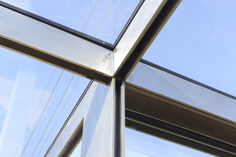 Dettaglio struttura modulare in acciaio inox usata per la copertura della terrazza panoramica sul Palazzo dell'Arte Triennale di Milano