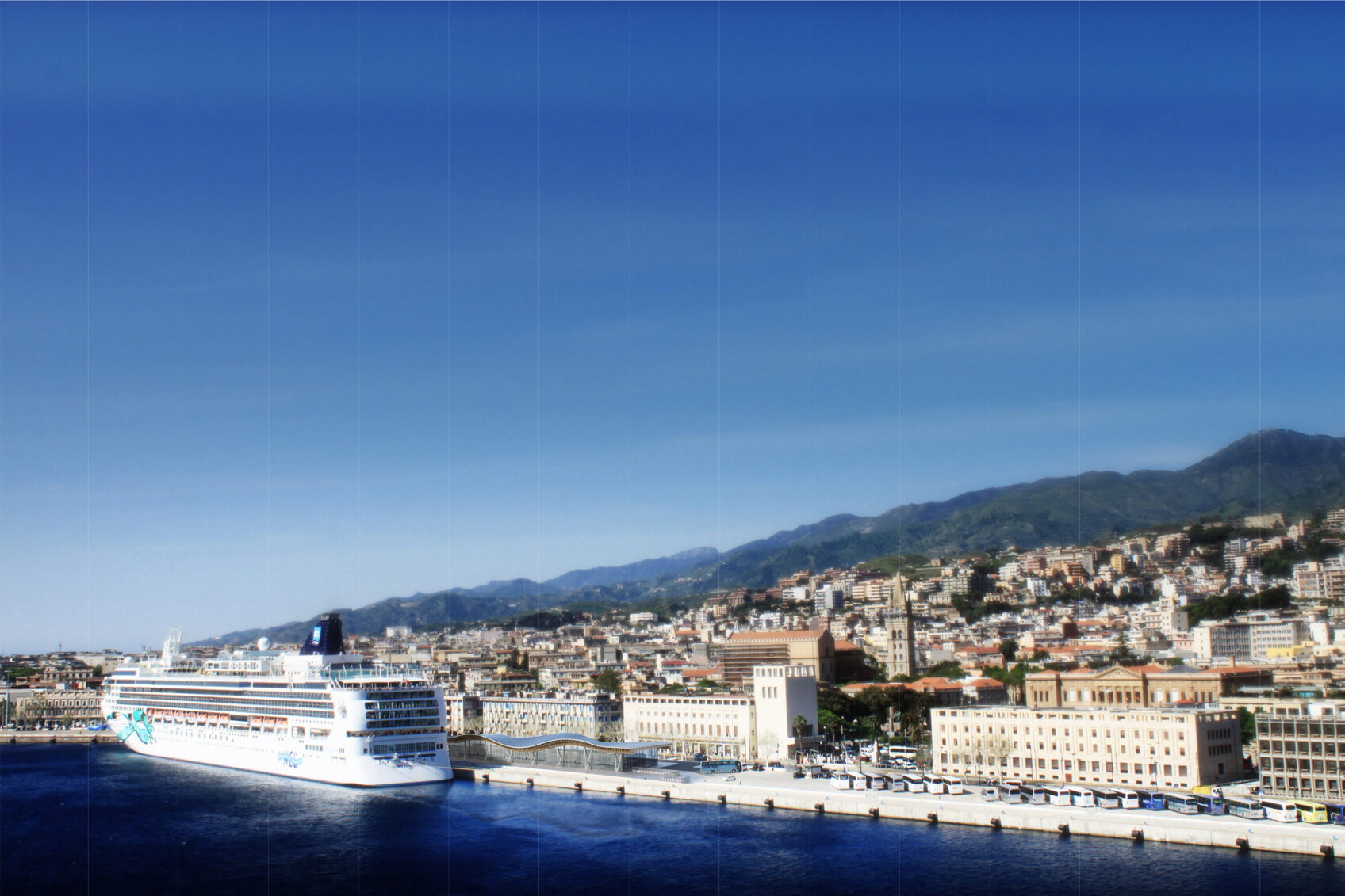 Render nuovo terminal passeggeri del porto di Messina visto dal mare